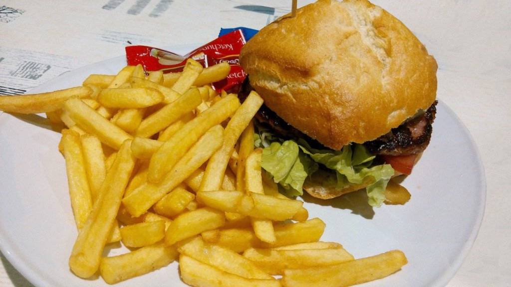 Fast foody nie są polecane w czasie upałów ze względu na ciężkostrawność
