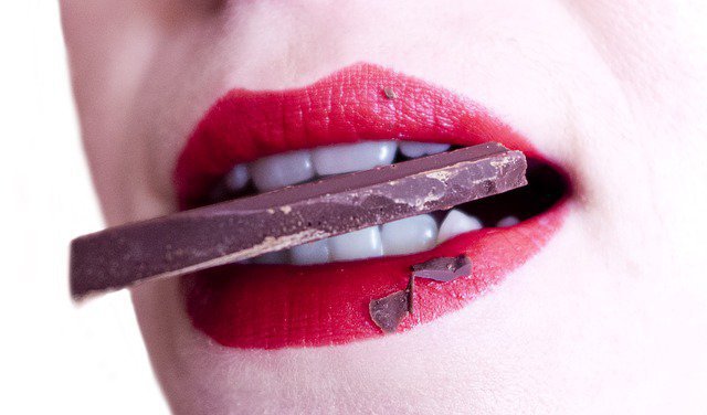 Gorzka czekolada jest zdrowa i nie szkodzi zębom.