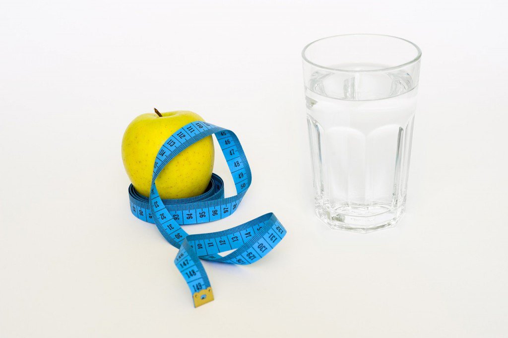 zatrzymywanie wody w organizmie powoduje m.in. opuchnięcia i przybieranie na wadze