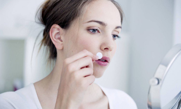 Czym jest opryszczka wargowa? Jak sobie objawy, przyczyny i jak leczyć opryszczkę na ustach? - zdjęcie