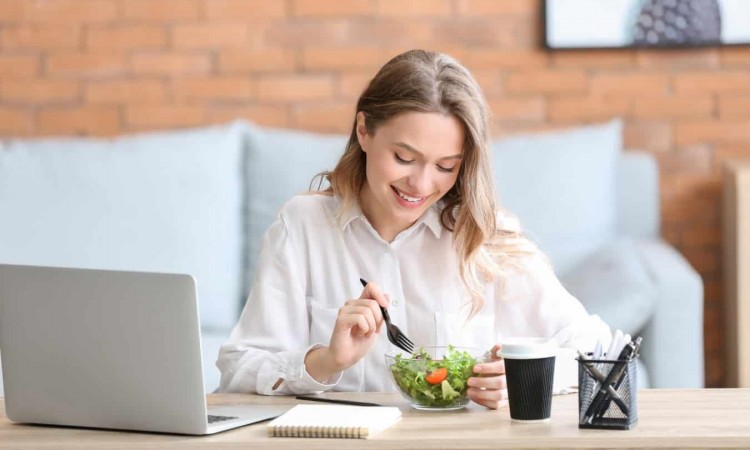 Dieta biurowa - co jeść na śniadanie i jak komponować posiłki do pracy, by dbać o swoje zdrowie? - zdjęcie