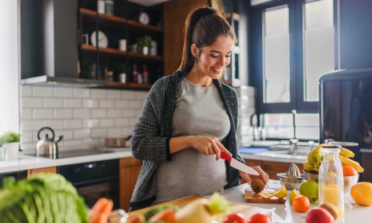 Dieta w ciąży – jak odżywiać się w czasie ciąży? Witaminy, polecane produkty i kaloryczność diety przyszłej mamy - zdjęcie
