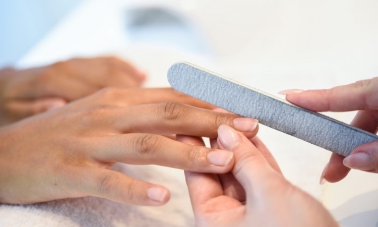 Jak wzmocnić łamliwe paznokcie? Przyczyny i sposoby leczenia zmian na paznokciach - zdjęcie
