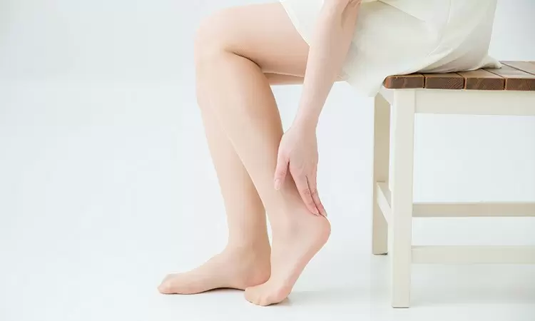 Jakie są domowe sposoby na opuchnięte kostki u nóg? - zdjęcie