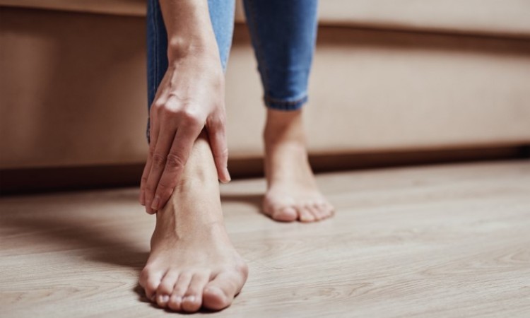Nocne skurcze nóg, łydek i stóp - przyczyny, zapobieganie i leczenie bolesnych skurczów mięśni nóg - zdjęcie