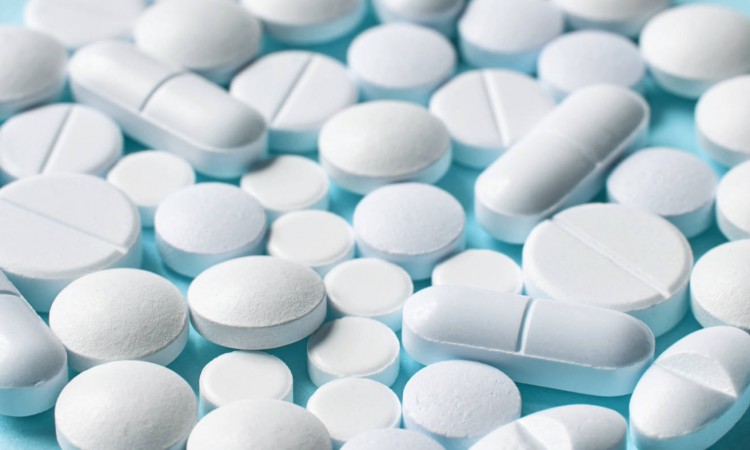 Paracetamol – czym jest oraz jakie są jego właściwości? Jak jest prawidłowe dawkowanie paracetamolu, aby zapobiec przedawkowaniu? - zdjęcie