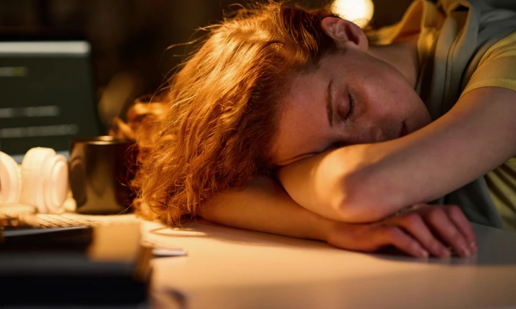 Syndrom chronicznego zmęczenia CFS - 10 objawów chronicznego wyczerpania. Z czego wynika i jak leczyć ciągłe zmęczenie? - zdjęcie