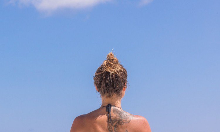 ochrona tatuaży przed słońcem - zdjęcie