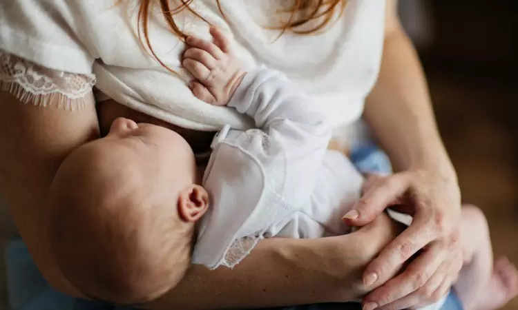 Wielkość piersi a laktacja. 7 naturalnych sposobów na zwiększenie ilości pokarmu - zdjęcie